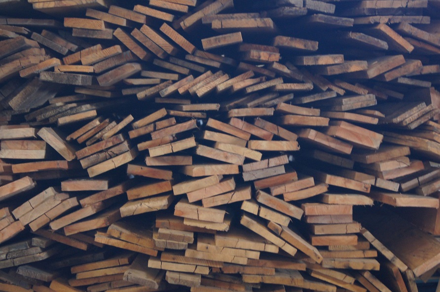 Pallets reciclados: la estrategia sostenible para tu empresa: Madera tratada para su próxima exportación Pallets reciclados: la estrategia sostenible para tu empresa: Imagen que muestra madera reciclada que ya pasó por las pruebas para ser exportada