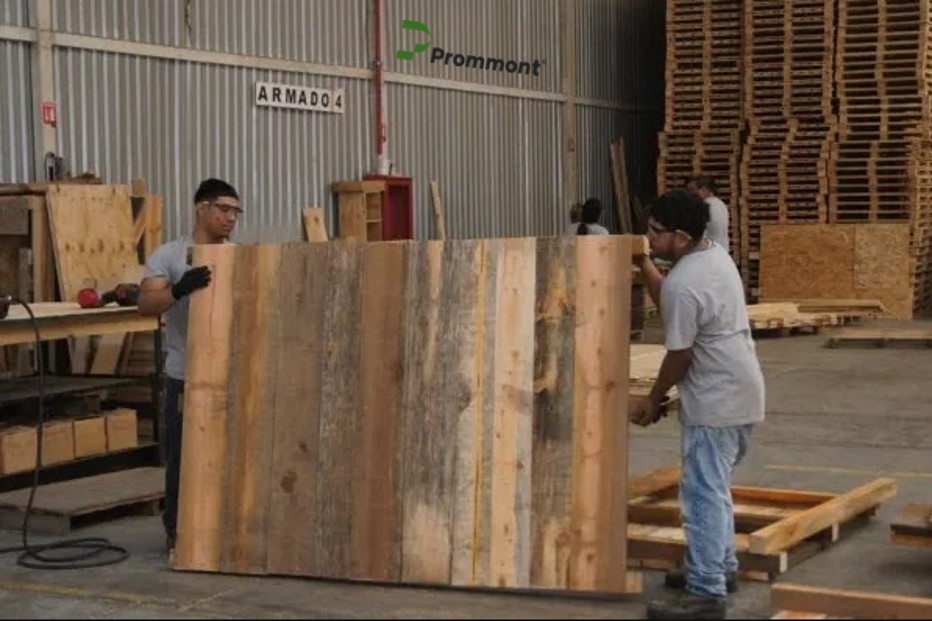 Alguno de los tipos de embalaje. Vista general de un espacio de trabajo en donde dos personas están sosteniendo uno de los tipos de embalaje de madera.