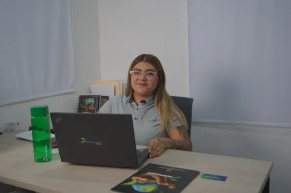 Fotografía de la importancia de la forestación. Vista general de una oficina en donde están realizando el proyecto sobre la importancia de la forestación.