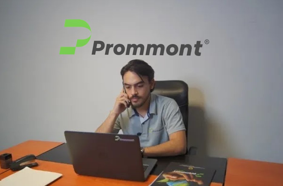 Llamada sobre la importancia de la forestación. Imagen de un hombre dentro de una oficina realizando una llamada telefónica sobre la importancia de la forestación.