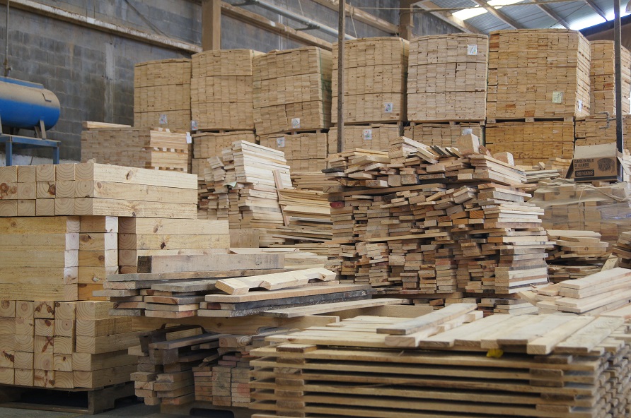 Espacio para guardar los tipos de madera para construcción. Imagen de un espacio amplio en donde se guardan todos los diferentes tipos de madera para construcción con estilos variados.