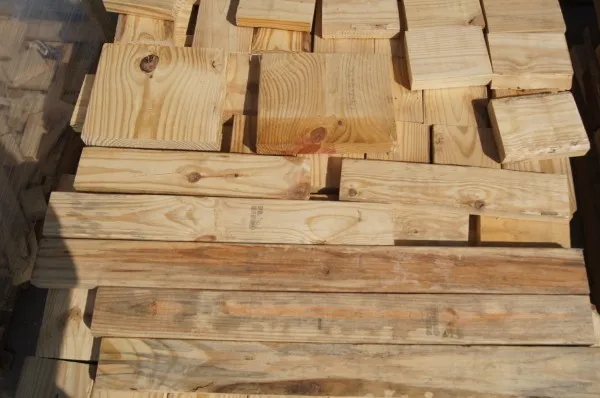 Toma fotográfica de una gran pilar de tarimas a la intemperie para aplicar el tratamiento NIMF-15