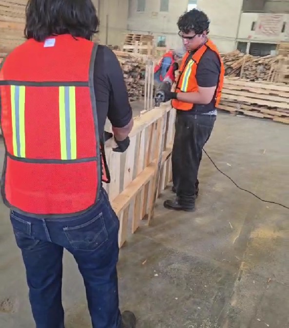Trabajador reconstruyendo tarimas de madera recicladas Toma fotográfica de trabajador de Prommont manipulando tarimas de madera recicladas para garantizar seguridad al cliente