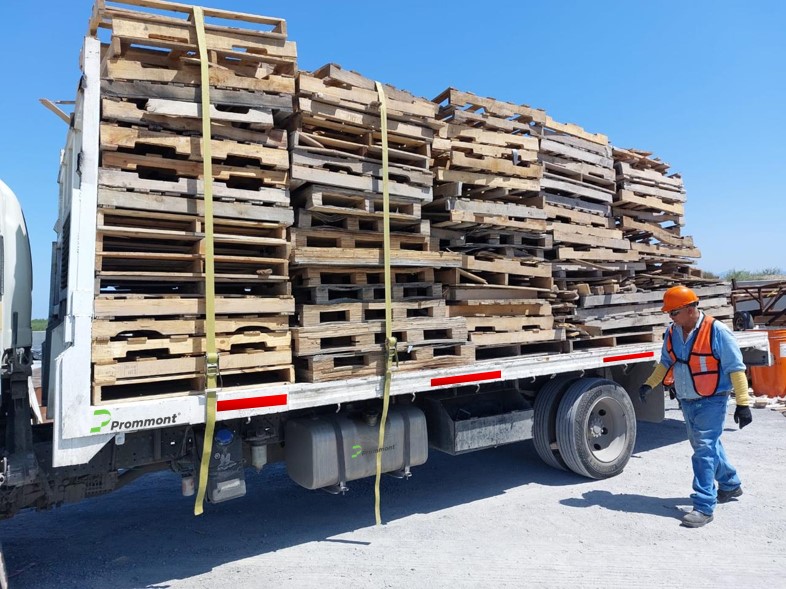 Tarimas de madera recicladas para una reconstrucción Toma visual de tarimas de madera recicladas que se les dará una segunda oportunidad