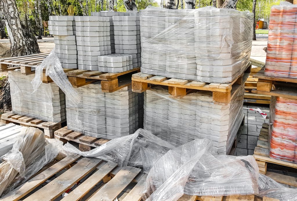 Con PROMMONT obtienes tarimas de madera de calidad Fotografía de tarimas de madera de PROMMONT con mercancía encima de ellas para poder enviarlas a su destino correcto