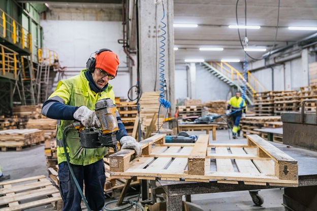 Proyecto de tarimas de madera a la medida Fotografía de un colaborador de PROMMONT llevando a cabo tarimas de madera a la medida para un proyecto nuevo que debe entregar a tiempo