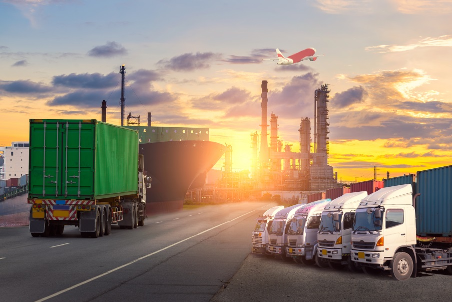 Embalaje puede ser enviado mediante transporte intermodal Fotografía de un barco, varios camiones y un avión simbolizando el transporte intermodal para poder hacer entrega de embalaje de PROMMONT