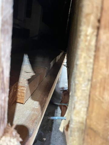 Embalaje de madera destruido a causa de una mala asesoría ajena. Fotografía de un embalaje completamente destruido a causa de una mala elección para su tipo de transporte