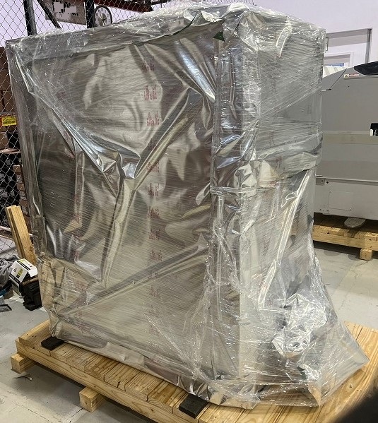 Componente embalado en modo híbrido listo para enviar Imagen de un componente embalado con madera y envolvente termoencogible antipolvo y humedad listo para enviar