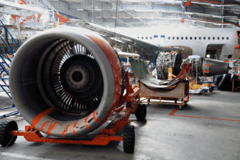 Componentes aeronáuticos protegido con embalaje híbrido Imagen de una fábrica de aviones que muestra componentes aeronáuticos protegido con embalaje industrial.
