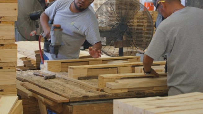 Fabricación de embalajes de madera para la industria alimentaria Imagen de una pareja de operarios fabricación de embalajes de madera para la industria alimentaria