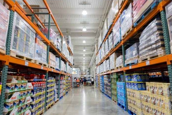Centro de distribución con productos alimenticios embalados Imagen del pasillo de un centro de distribución con productos alimenticios embalados