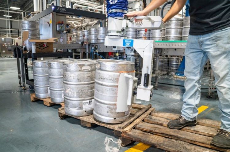 Preparación de una solución de embalaje industrial. Imagen de la preparación de una solución de embalaje para la industria cervecera.