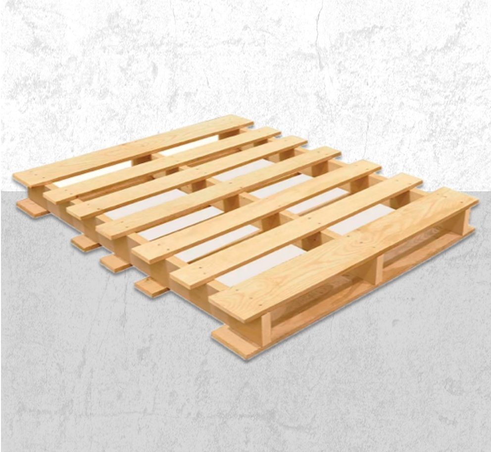 Venta de tarimas de madera con volado Imagen de tarima de madera con volado que muestra las tablas superiores extendiéndose más allá de los soportes.