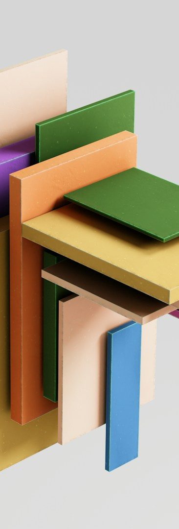 Variedad de posibilidades y aplicaciones Formas geométricas en colores vibrantes, apiladas de manera tridimensional.