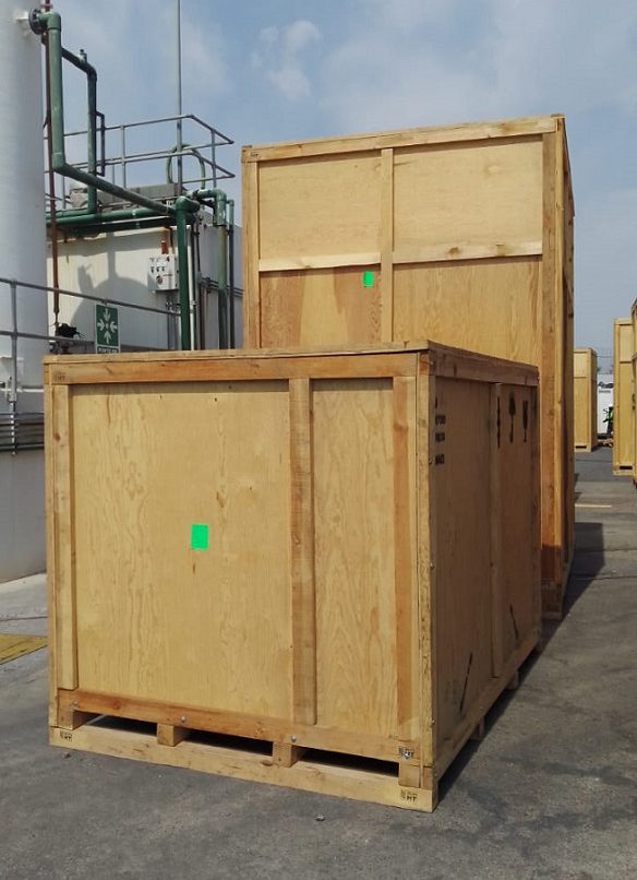 Cajas de embalaje de madera con estructura reforzada visible, listas para el transporte de mercancías.