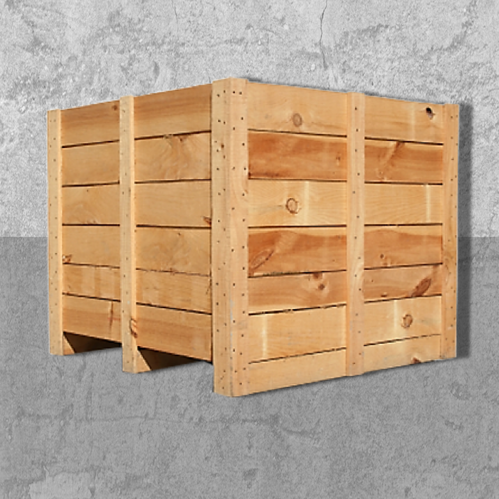 Imagen de una caja resistente de tablas de madera solida apoyada sobre un piso y un muro de cemento áspero. 