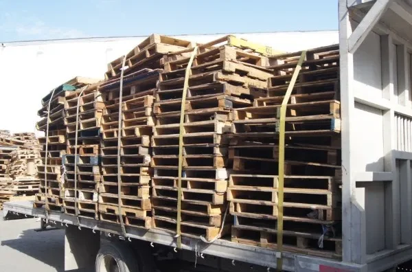 Tarimas de madera recicladas para una reconstrucción Toma visual de tarimas de madera recicladas que se les dará una segunda oportunidad de uso.
