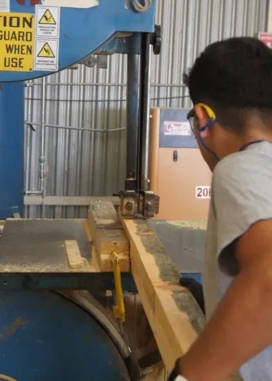 Trabajador reconstruyendo tarimas de madera recicladas Toma fotográfica de trabajador de Prommont manipulando tarimas de madera recicladas para garantizar seguridad al cliente.