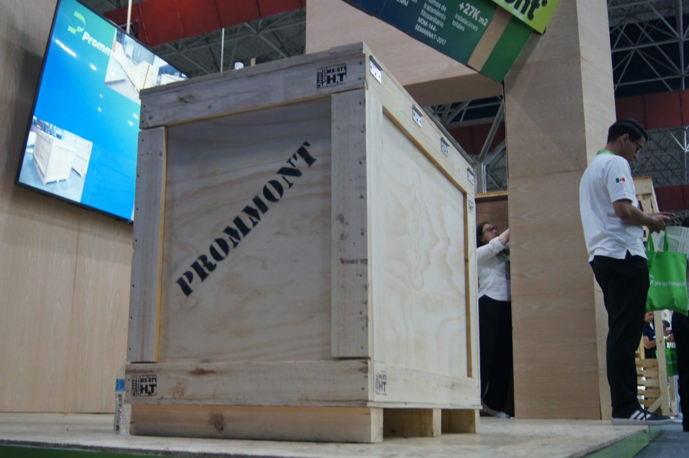Imagen de un gran embalaje industrial con logo PROMMONT en un stand, destacando la calidad de la fabricación de cajas de madera.