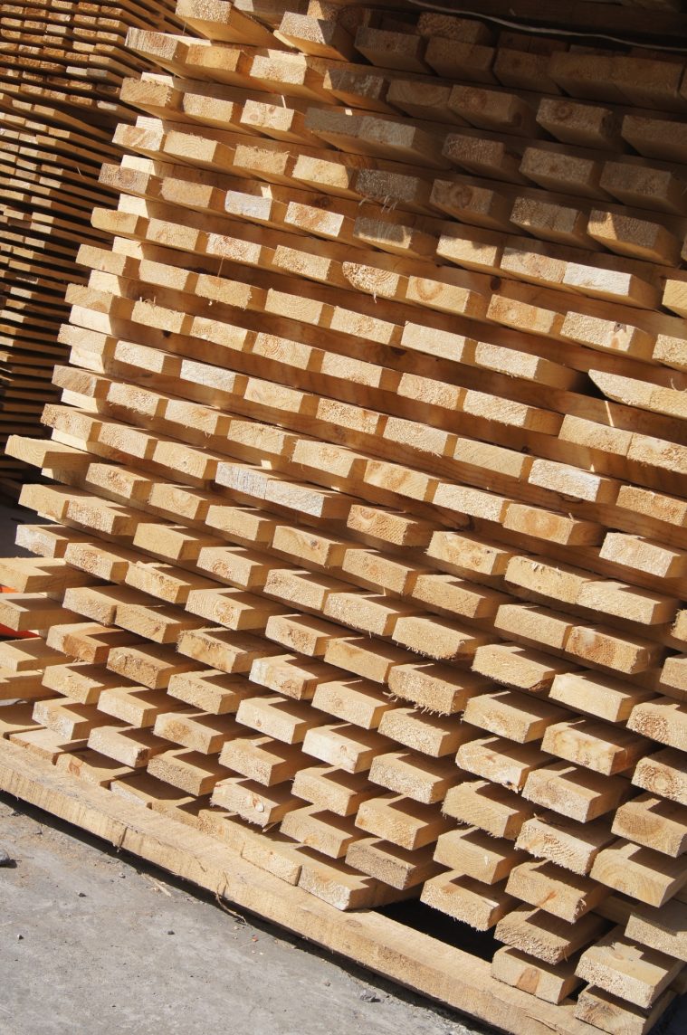 Montículo de tablas de madera apiladas ordenadamente.