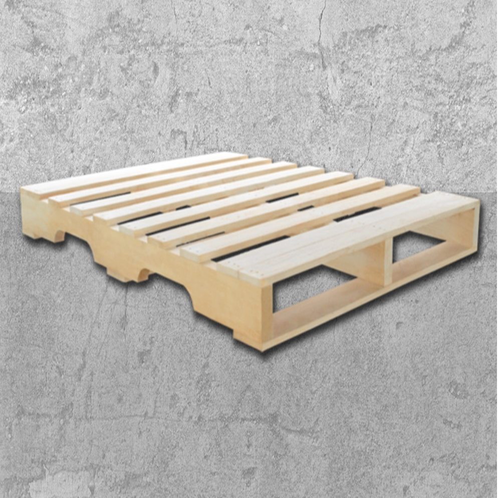 Venta de tarimas de madera con tablón para entrada de patin. Imagen de tarima de madera con cargador de tablón y muescas en los largueros para facilitar la entrada de un patín hidráulico.