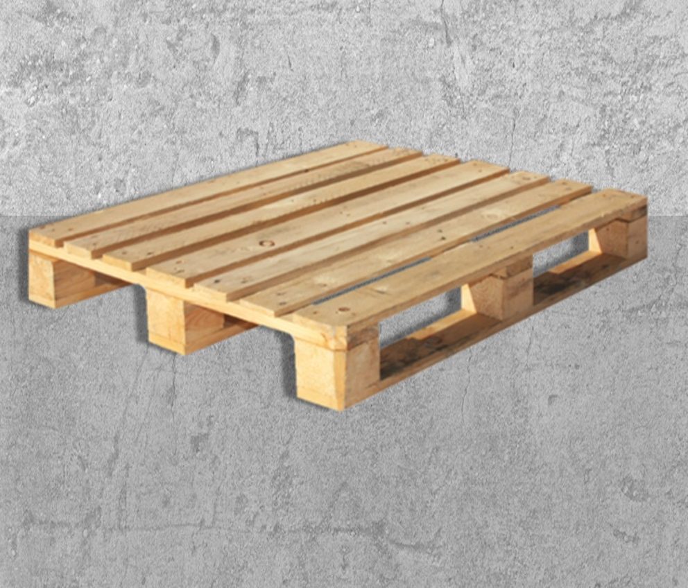 Venta de tarimas de madera con cargador de cubo Imagen de tarima de madera nueva con nueve cargadores de cubo, vista desde un ángulo superior sobre un fondo gris de cemento.
